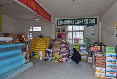 伍佑街道开展“春季农资市场专项整治”行动