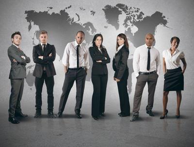 会议室里的外国商务人士